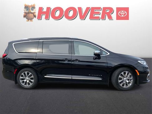 Used 2025 Chrysler Pacifica Pinnacle image 2