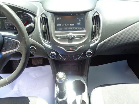 Used 2017 Chevrolet Cruze LT w/ Convenience Package image 16