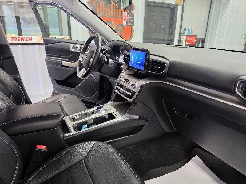 Used 2020 Ford Explorer XLT w/ Equipment Group 202A AWD/4WD image 16