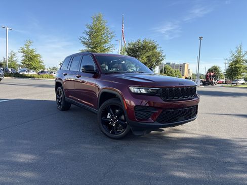 Used 2023 Jeep Grand Cherokee Altitude RWD image 2