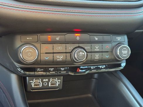 Used 2025 Dodge Durango GT w/ Blacktop Package AWD/4WD image 31