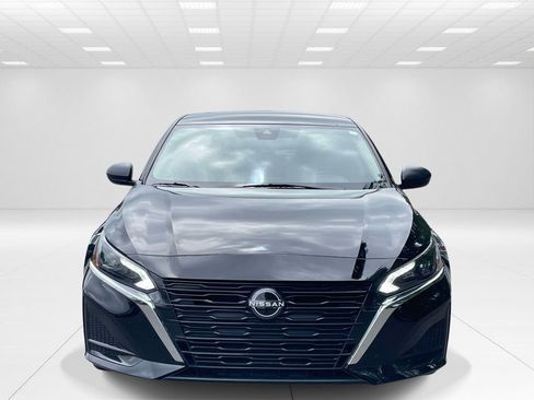 Used 2025 Nissan Altima 2.5 SV FWD image 2