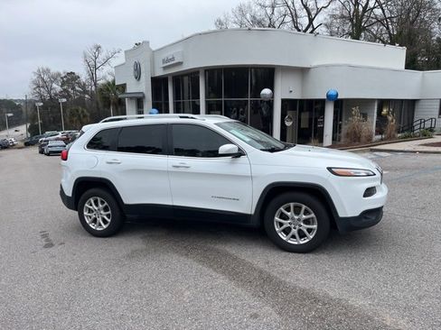 Used 2018 Jeep Cherokee Latitude image 2