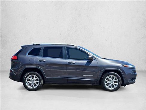 Used 2016 Jeep Cherokee Latitude w/ Safety/Convenience Group FWD image 9
