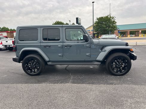 Used 2025 Jeep Wrangler Unlimited Sahara AWD/4WD image 9