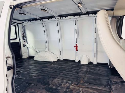 Used 2015 Chevrolet Express 2500 RWD image 19