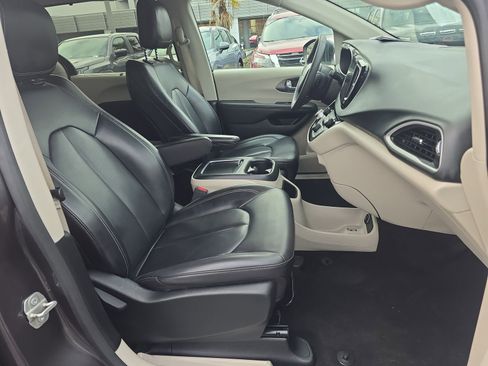 Used 2023 Chrysler Pacifica Touring-L image 30