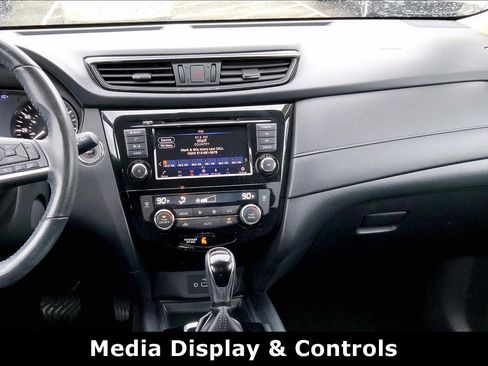 Used 2018 Nissan Rogue SV image 5