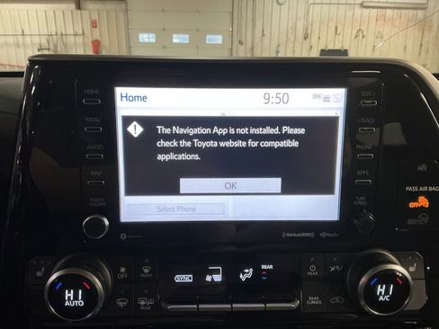 Used 2022 Toyota Highlander XLE AWD/4WD image 22