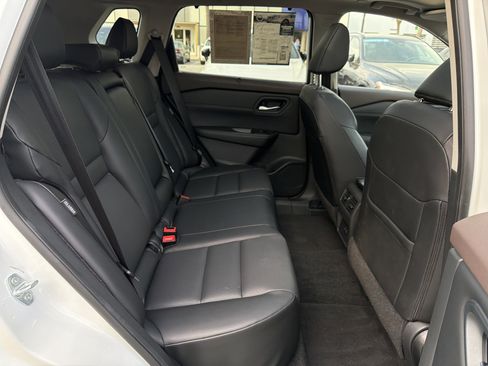 Used 2023 Nissan Rogue SV w/ SV Premium B Package image 34