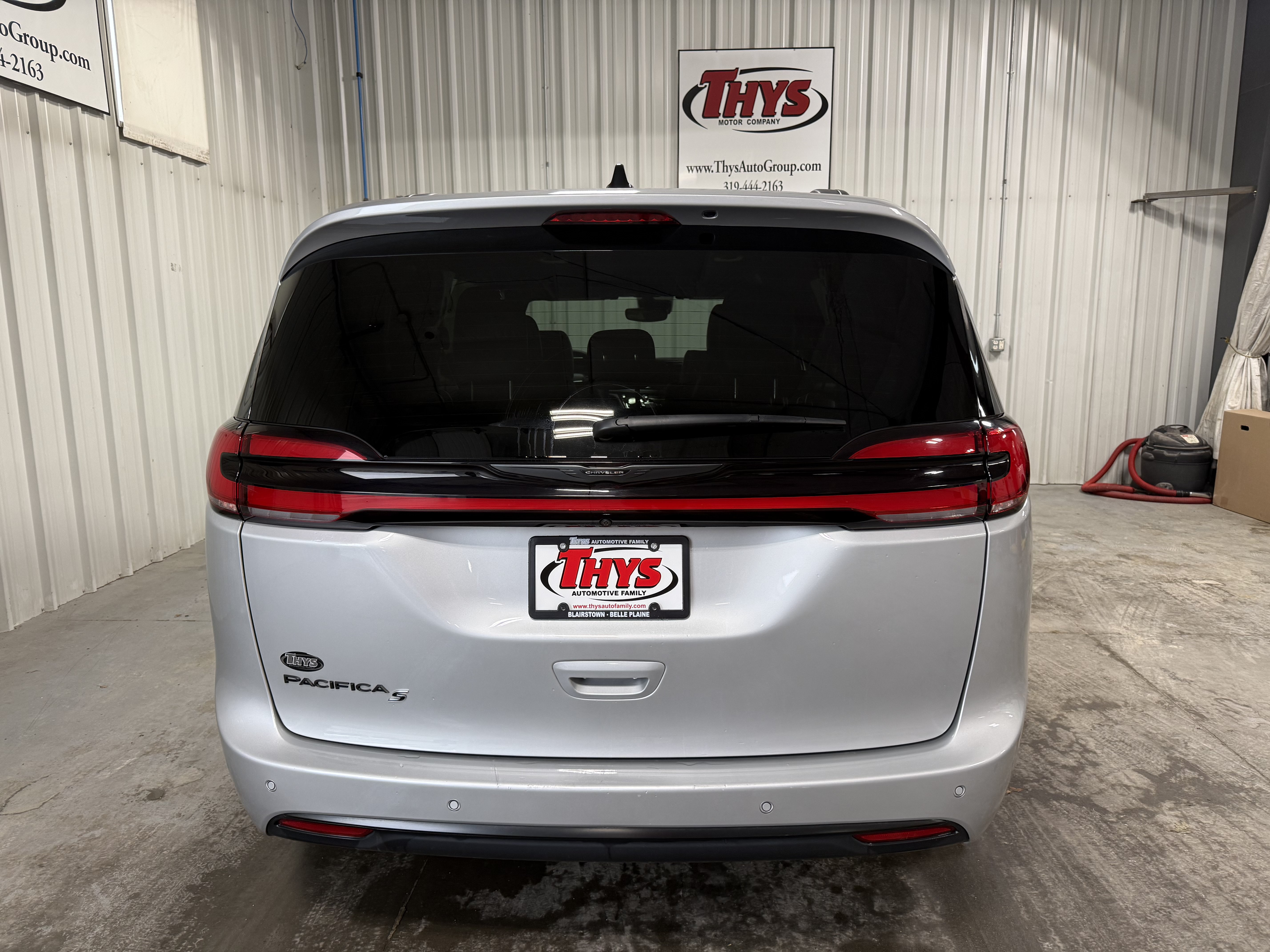 Used 2024 Chrysler Pacifica Touring-L w/ S Appearance Package FWD image 4