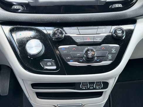 Used 2022 Chrysler Voyager LX FWD image 18