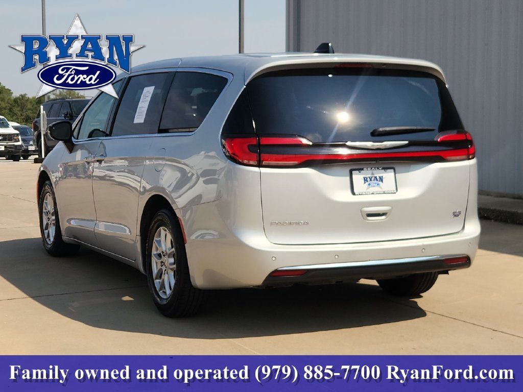 Used 2024 Chrysler Pacifica Touring-L FWD image 4
