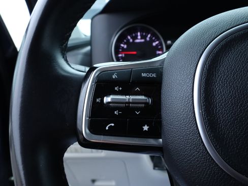 Used 2024 Kia Carnival LX image 29