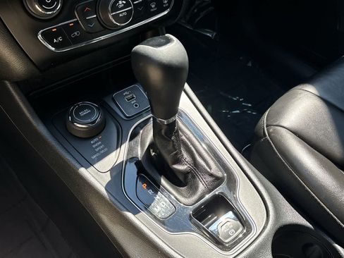 Certified 2019 Jeep Cherokee Latitude Plus AWD/4WD image 25