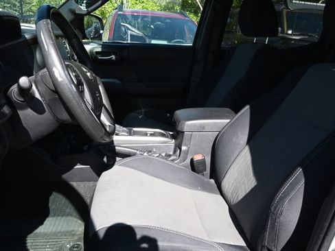 Used 2022 Toyota Tacoma TRD Off-Road AWD/4WD image 9