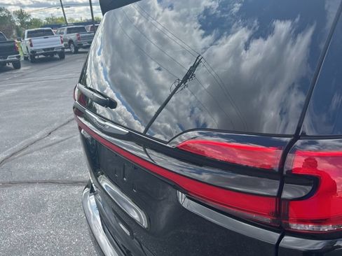 Used 2023 Chrysler Pacifica Touring-L FWD image 15