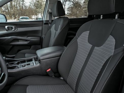 Used 2025 Kia Sorento LX image 15