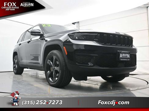 Used 2023 Jeep Grand Cherokee Altitude AWD/4WD image 16