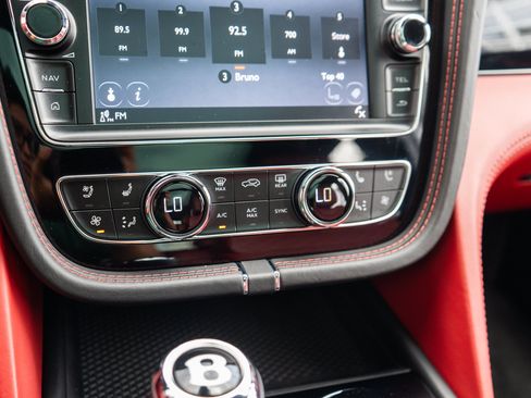 Used 2017 Bentley Bentayga AWD/4WD image 18