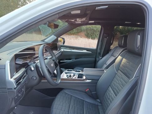 Used 2026 Cadillac Escalade Platinum Sport w/ LPO, ONYX Package image 10