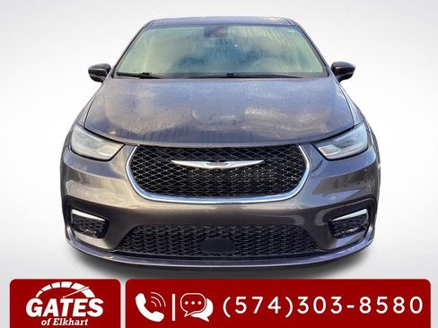 Used 2023 Chrysler Pacifica Touring-L FWD image 2