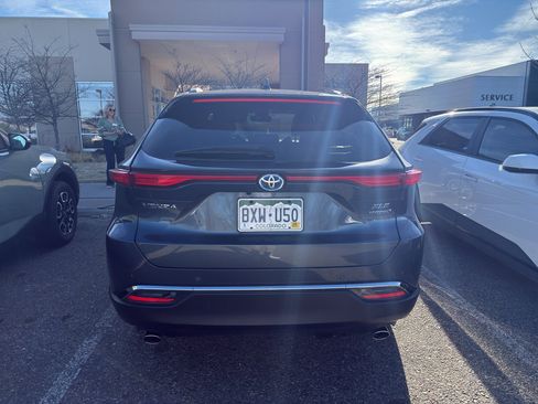 Used 2022 Toyota Venza XLE image 3