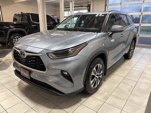 Used 2021 Toyota Highlander XLE AWD/4WD image 1