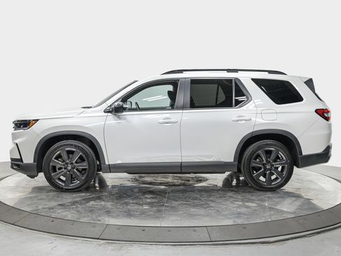 Used 2023 Honda Pilot Sport image 2