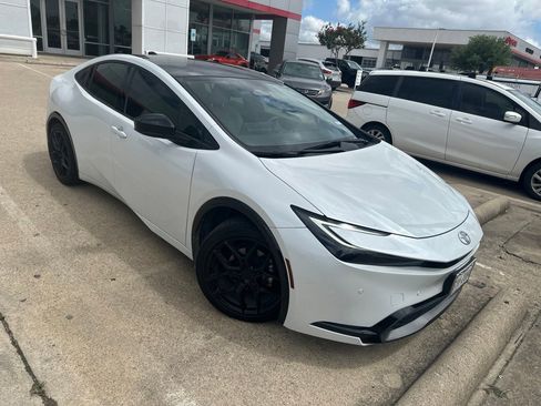 Used 2023 Toyota Prius XLE FWD image 2
