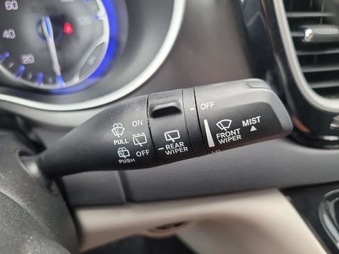 Used 2024 Chrysler Pacifica Touring-L FWD image 32
