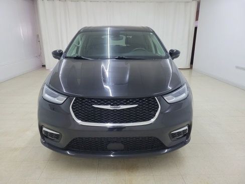 Used 2023 Chrysler Pacifica Touring-L image 2