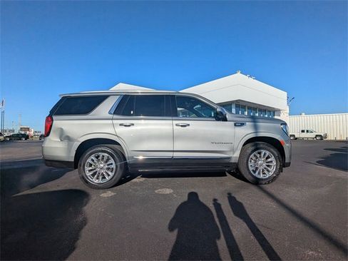 Used 2023 GMC Yukon SLT w/ SLT Premium Package image 3