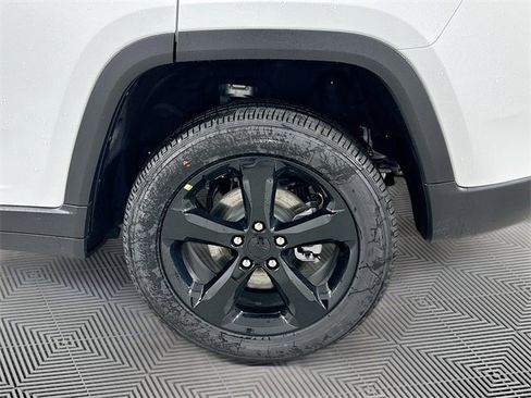 New 2025 Jeep Grand Cherokee Altitude image 16