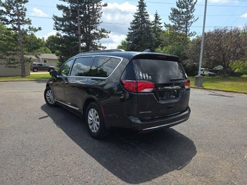 Used 2017 Chrysler Pacifica Touring-L FWD image 5