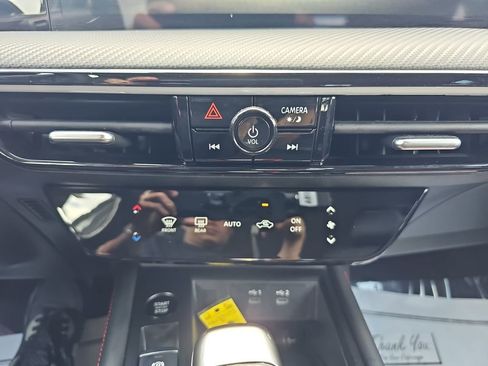 Used 2025 Nissan Kicks SR FWD image 27