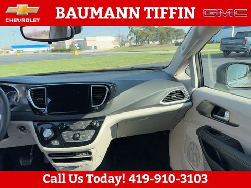 Used 2023 Chrysler Pacifica Touring-L image 16