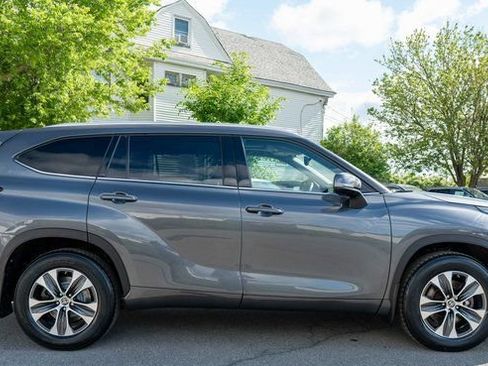 Used 2022 Toyota Highlander XLE AWD/4WD image 5