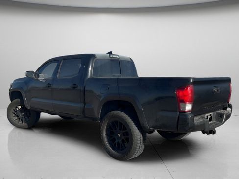 Used 2017 Toyota Tacoma TRD Sport image 11