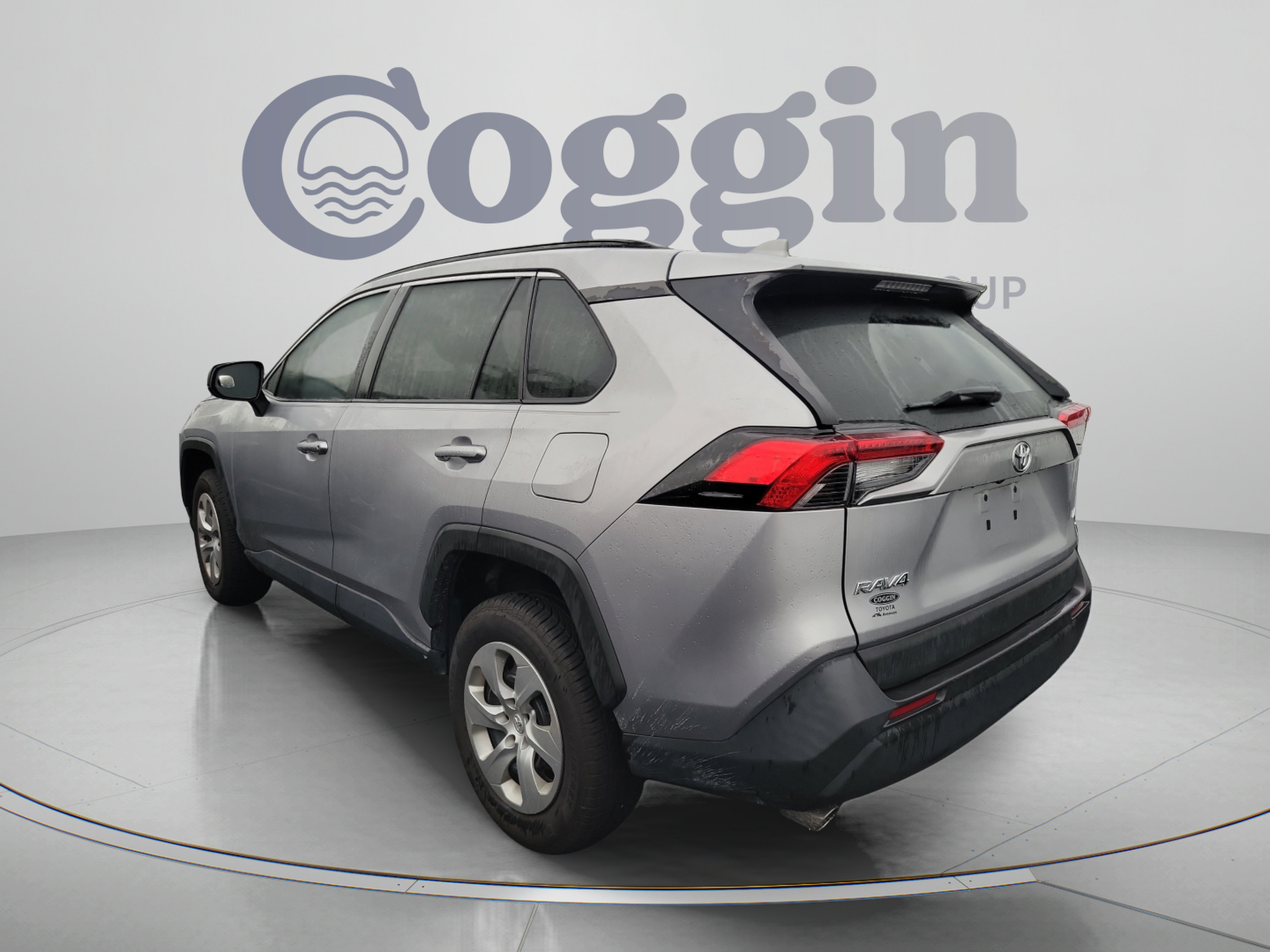 Used 2021 Toyota RAV4 LE FWD image 2