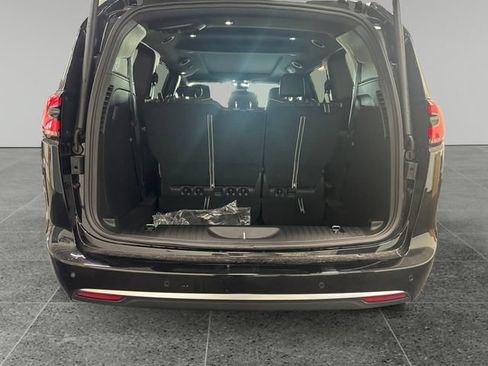 New 2027 Chrysler Pacifica Limited FWD image 16