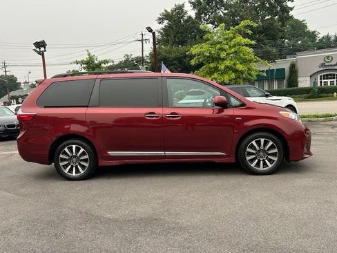 Used 2020 Toyota Sienna XLE w/ XLE Navigation Package AWD/4WD image 4