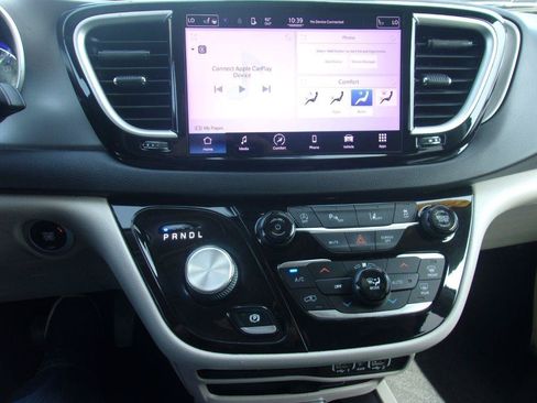 Used 2022 Chrysler Pacifica Touring-L FWD image 21