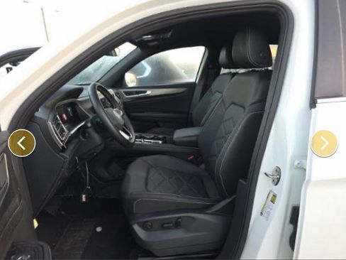 Certified 2025 Volkswagen Atlas Cross Sport SE image 3