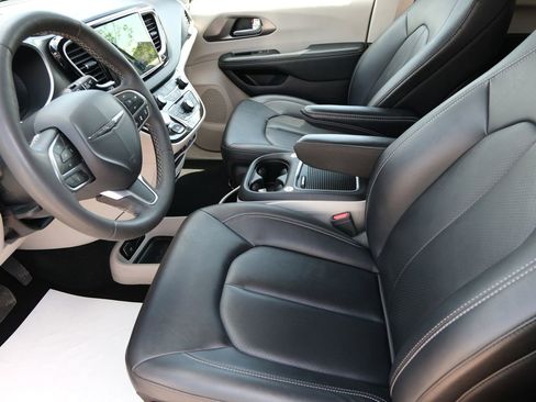 Used 2024 Chrysler Pacifica Touring-L image 5