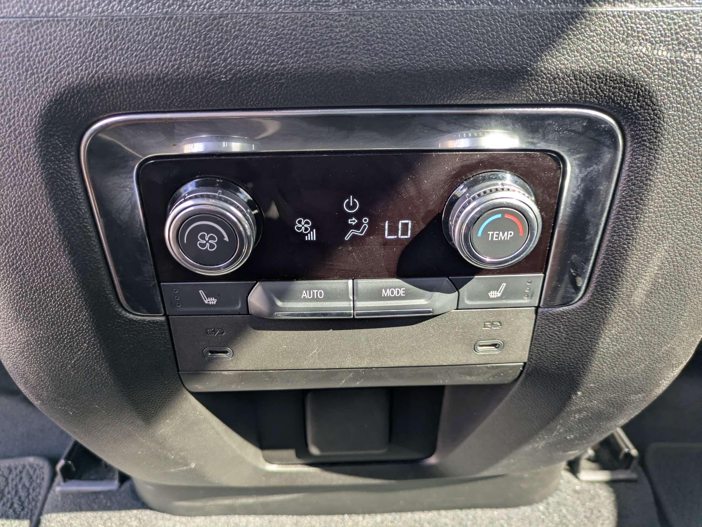 Used 2025 GMC Yukon XL Denali AWD/4WD image 18