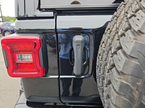 Used 2021 Jeep Wrangler Unlimited Sahara AWD/4WD image 16