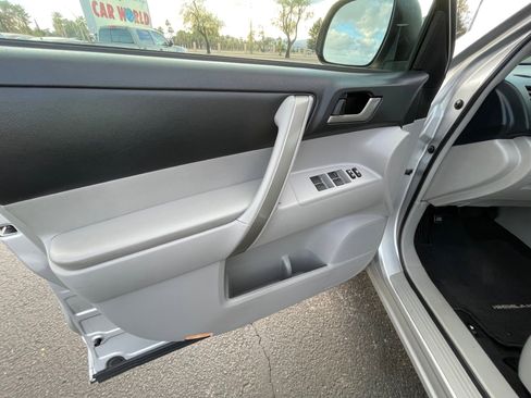 Used 2013 Toyota Highlander SE image 12