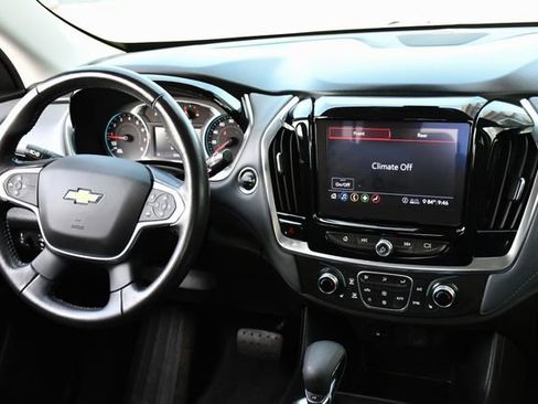 Used 2021 Chevrolet Traverse LT FWD image 2