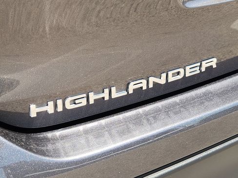 Used 2021 Toyota Highlander XSE FWD image 9